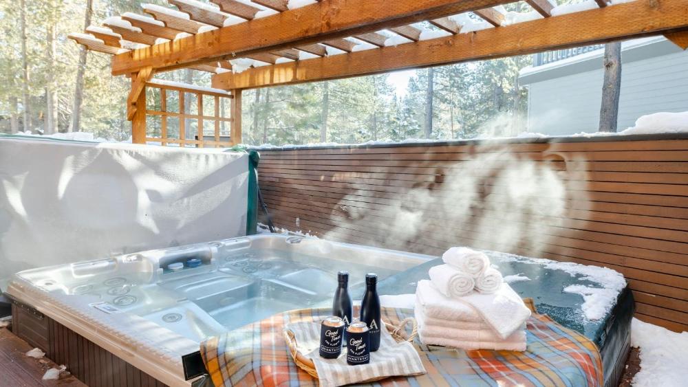 Base Camp by AvantStay Magical Cabin w Sauna Hot Tub Close to Snow Golf